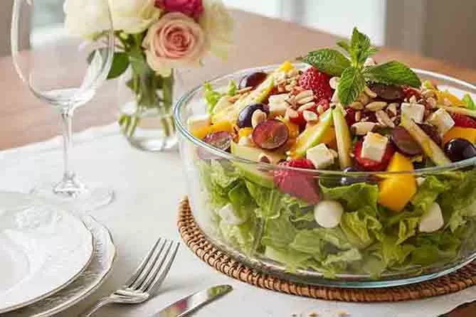 Salada Natalina com frutas frescas: leve, colorida e perfeita para a ceia.