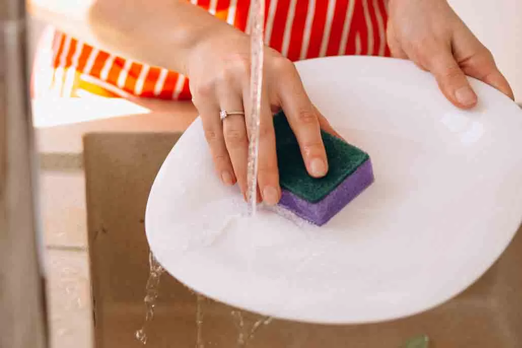 Uso correto da bucha de pia da cozinha: cuidados, higiene e quando trocar.
